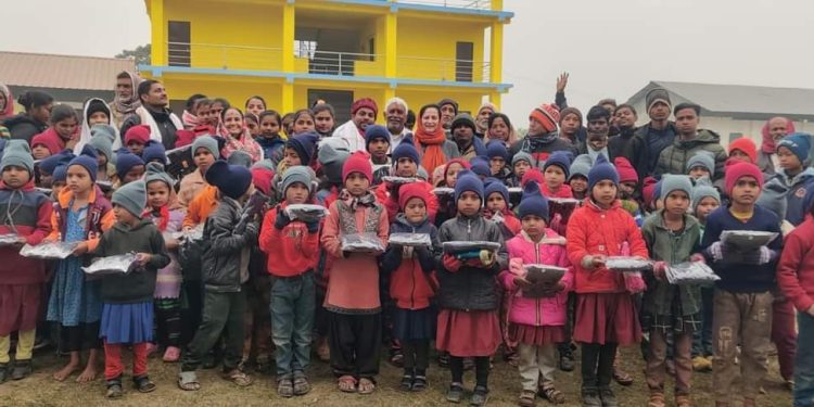 सुस्ता स्थित विद्यालयमा न्यानो कपडा वितरण