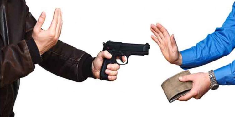 मनि ट्रान्सफरका कर्मचारीबाट लुटियो ९ लाख, प्रहरीको हतियार खोसेर फरार