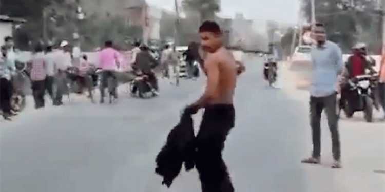 सर्वसाधारणलाई गालीगलौज गर्दै प्रहरी, स्थानीयले गरे प्रतिकार