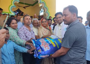 अगनी पीडितलाई पालिका अध्यक्ष अजमल आजाद द्धारा राहत सामग्री हस्तान्तरण