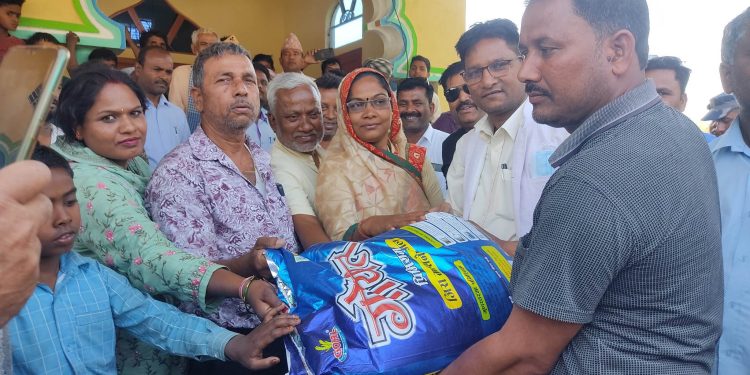 अगनी पीडितलाई पालिका अध्यक्ष अजमल आजाद द्धारा राहत सामग्री हस्तान्तरण