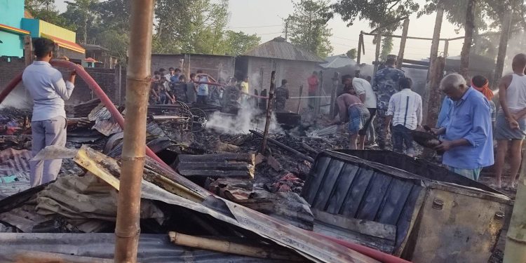 साेनयाही गाउँमा आगलागी हुँदा पाँच जनाकाे ८ घर जलेर नष्ट