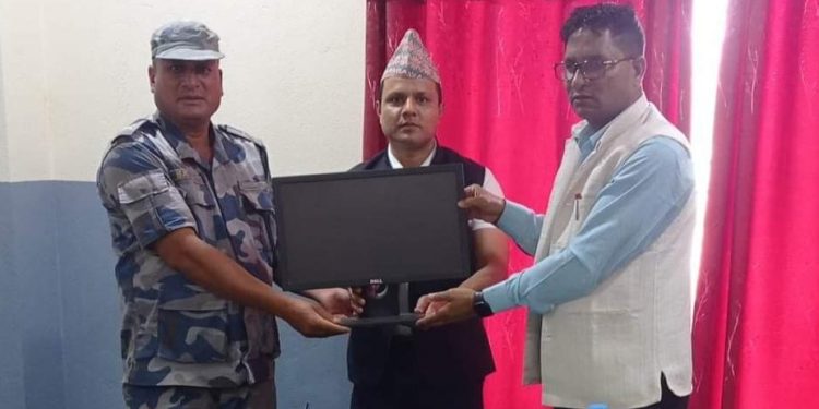 सशस्त्र प्रहरी लाैकही बिओपीलाई कम्प्युटर सेट हस्तान्तरण