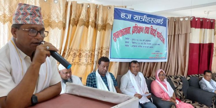 भाेक्राहा नरसिंह पालिका अध्यक्ष अजमल अख्तरले गरे हज यात्रीलाई विदाइ