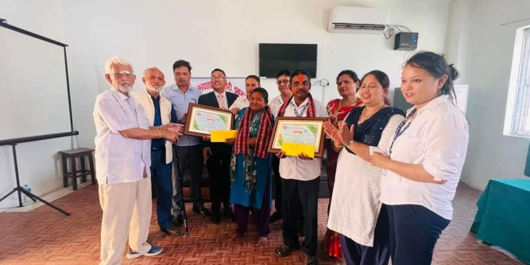 जिल्ला अस्पताल इनरुवामा कार्यरत २ जना कर्मचारी सम्मानित