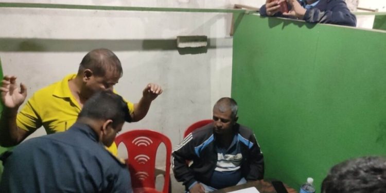 सेवाग्राहीसँग घुस लिएको आरोपमा वडाध्यक्ष र वडासचिव निलम्बित