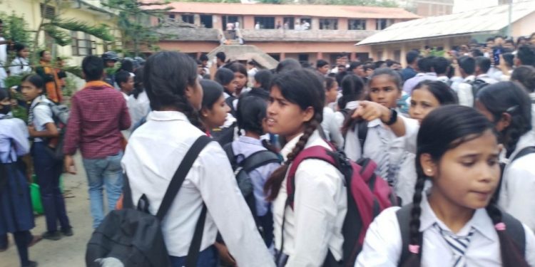 छात्रालाई दुरव्यवहार गरेको भन्दै विद्यालयमा तोडफोड