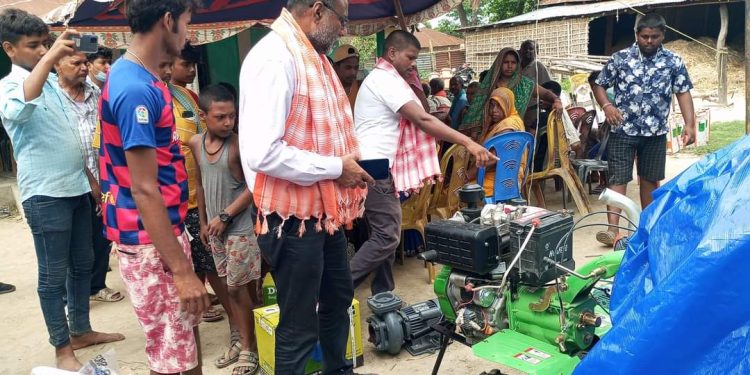 किसानलाई कृषि उपकरण