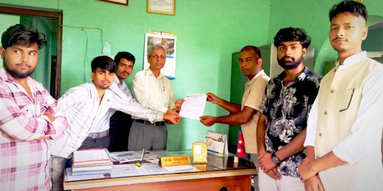 सुनसरी बहुमुखी क्याम्पसका प्रमुख इनु भट्टराईलाई ज्ञापनपत्र मार्फत ध्यानाकर्षण