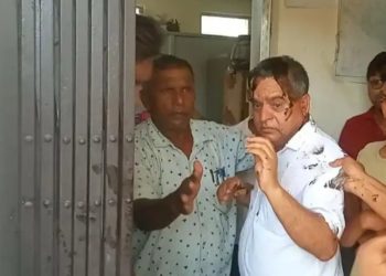 भ्रष्टाचार गरेको आरोप लगाउदै धनुषाका प्रमुख युक्त प्रसाद शर्मालाई कालोमोसो