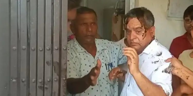 भ्रष्टाचार गरेको आरोप लगाउदै धनुषाका प्रमुख युक्त प्रसाद शर्मालाई कालोमोसो