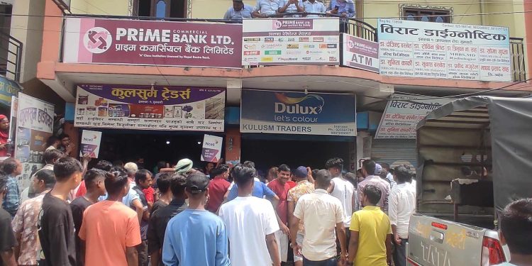 इनरुवाका मेडिकल व्यवसायीले अनुगमन गर्न गएको टोलीलाई मेडिकल हलभित्रै थुन्ने