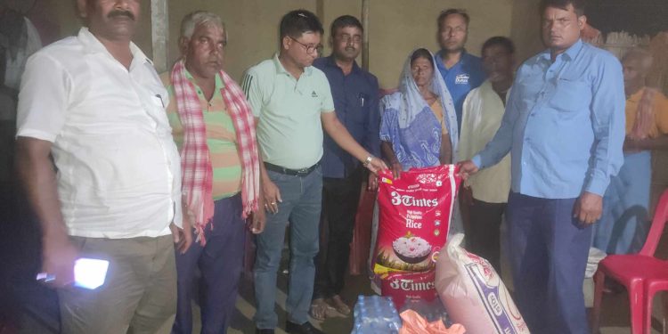 भाेक्राहा नरसिंहका अध्यक्ष अजमल अख्तरद्वारा पीडित परिवारलाई निरन्तर सहयोग