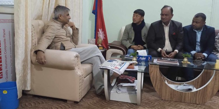 मुख्यमन्त्री केदार कार्कीलाई आप्रवासीले बुझाए ज्ञापन पत्र