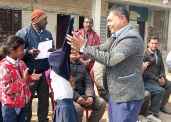 बबियाका २८ बालबालिकालाई स्विटर वितरण