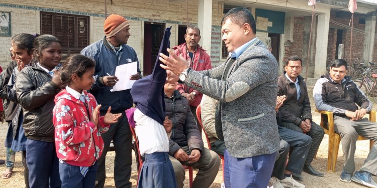 बबियाका २८ बालबालिकालाई स्विटर वितरण