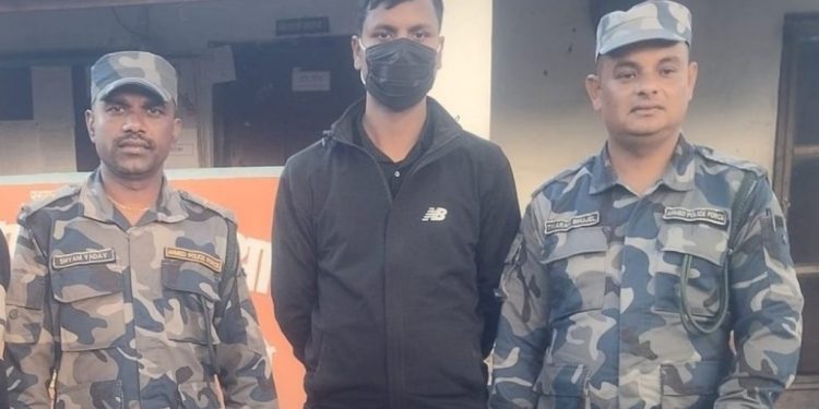 स्रोत नखुलेको २१ लाख ५७ हजार नगदसहित नरसिंहबाट एक जना पक्राउ