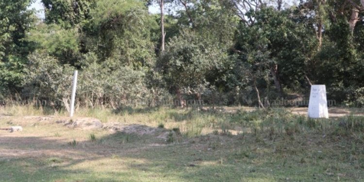 सशस्त्र प्रहरीले नेपाल–भारत सिमानामा रहेका घर टहरा हटाइयाे