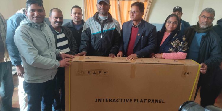 शैक्षिक सुधार कार्यक्रम अन्तर्गत विद्यालयलाई स्मार्ट डिजिटल प्यानल बोर्ड तथा कम्प्युटर सेट हस्तान्तरण