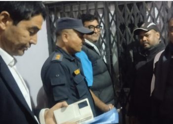 अधिकृत विष्णुप्रसाद गुरुङको आवासमा लगाएको ताला राति ८ बजे खोल्याे