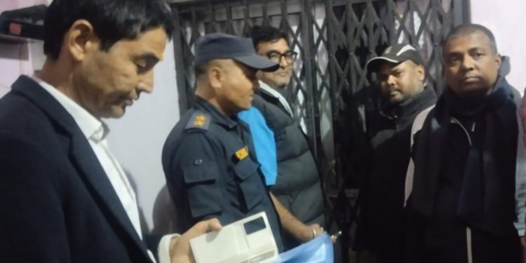 अधिकृत विष्णुप्रसाद गुरुङको आवासमा लगाएको ताला राति ८ बजे खोल्याे