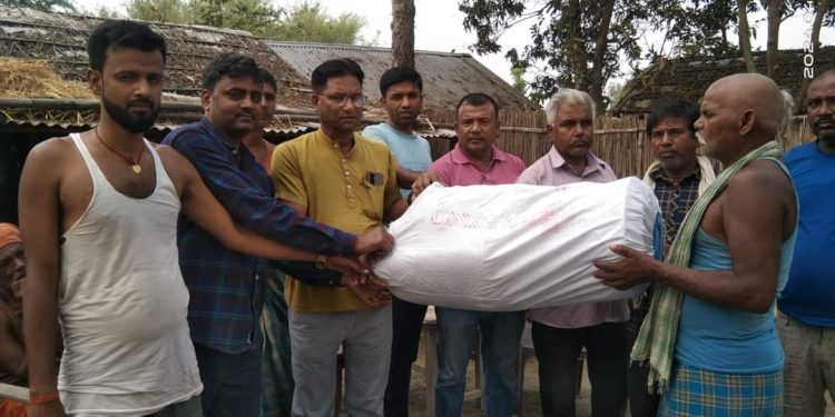 आगलागी पीडितलाई राहत प्याकेज हस्तान्तरण