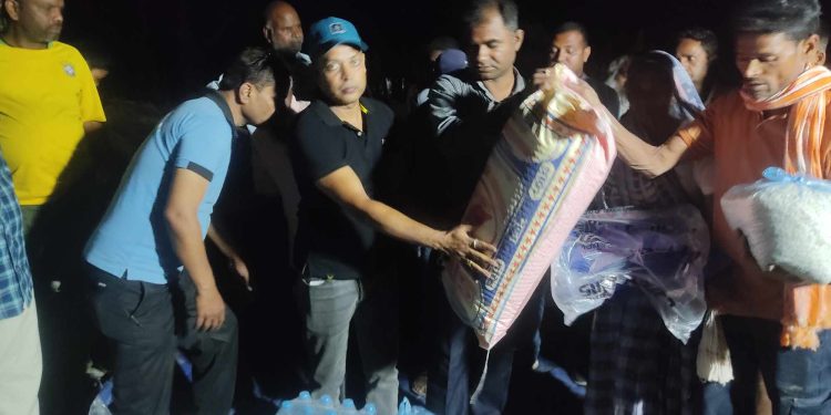 भाेक्राहा नरसिंह वडा नम्बर ३ मा आगलागी हुँदा पालिका अध्यक्ष अजमल आजाद द्वारा दुःख व्यक्त