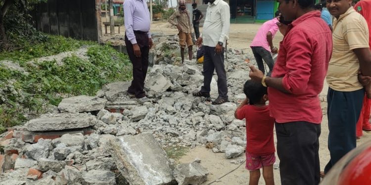 बाबा पेपर मिलले निर्माण गरिएको अबैध संरचना भत्काइयाे