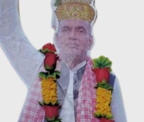 मेयरको तस्बिरमा माला लगाएर टाउकोमा भगवानको मुर्तीमा जस्तै मुकुट लगाइदिए ?