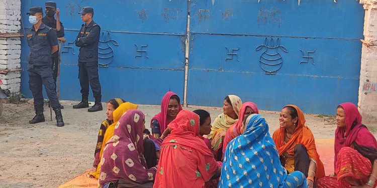 सुनसरीको अरविन्द पेपर उद्योगले श्रम शोषण गरेको भन्दै १ महिना देखि मजदुर आन्दोलित