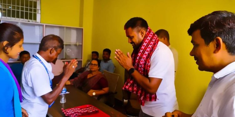 देवानगञ्ज गाउँपालिकामा भर्खरै आएको अधिकृतलाई भब्य स्वागत