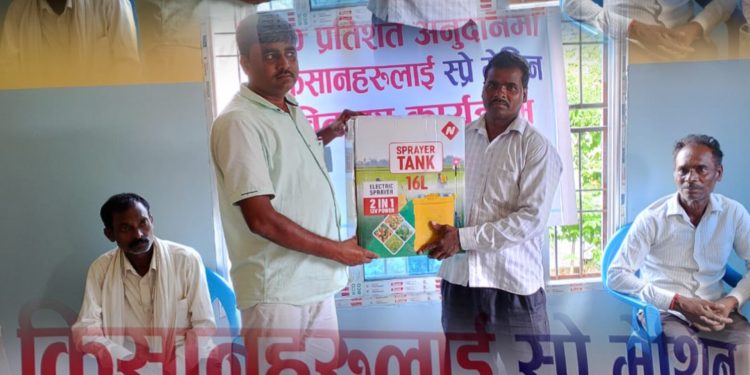 भोक्राहा नरसिंह गाउँपालिका वडा नम्बर ७ मा किसानहरूलाई अनुदानमा पावर स्प्रे वितरण