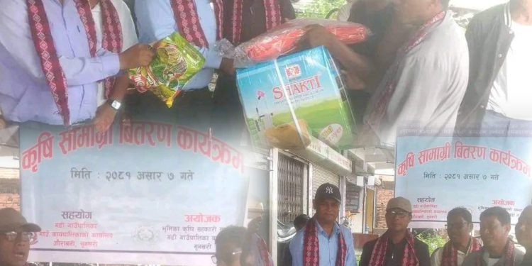 गढी गाउँपालिकाको सहयोगमा कृषि सामग्री हस्तान्तरण