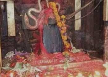 भीमेश्वर मन्दिरको शिलामा २१ औँ पटक पसिना आएपछि ठूलो संख्यामा स्थानीय भक्तजन भेला