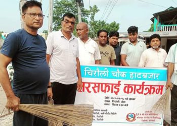 चिराैली चाैकलाई सरसफाई गर्दै जनप्रतिनिधि