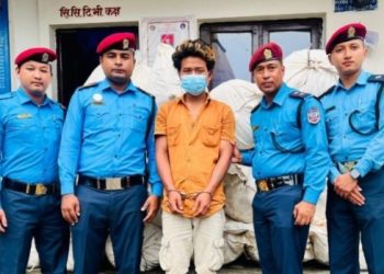 सब्जी बोक्ने ट्रकबाट गाँजासहित एक प्रहरी पक्राउ