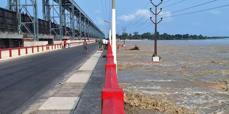 कोशीमा पाँच लाख क्युसेकभन्दा बढी पानीको बहाव: ५६ ढोका खुला, रेड अलर्ट जारी