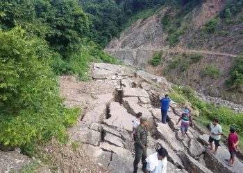 बराहक्षेत्र धाम जाने सडक पहिरोका कारण पूर्णरूपमा अवरुद्ध