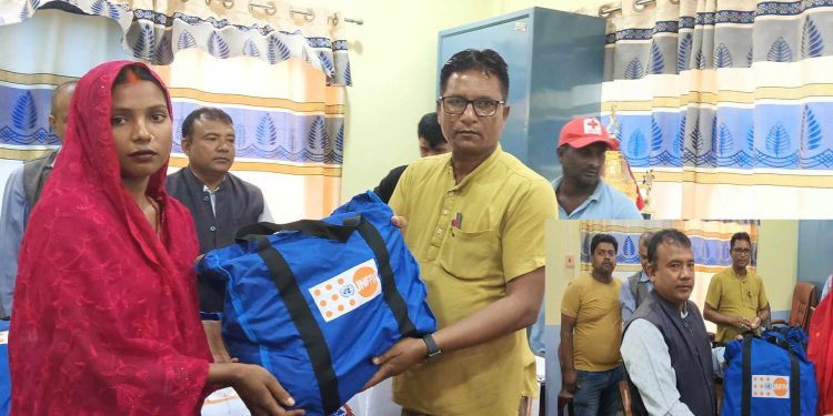 भाेक्राहा नरसिंहमा ७७६ गर्भवती महिलालाई डिग्निटी किट्स वितरण गर्दै