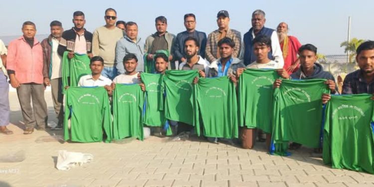 भोक्राहा नरसिंहका अध्यक्ष आजादद्वारा स्थानीय खेलाडीहरूलाई जर्सी वितरण