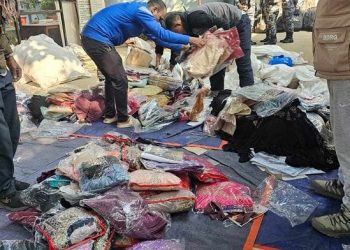 पर्साबाट ३० लाखभन्दा धेरैको भन्सार छलीको कपडा बरामद