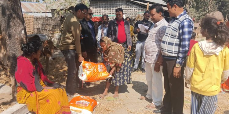 भोक्राहा नरसिंह-६ मा आगलागी, गाउँपालिका अध्यक्ष आजादको नेतृत्वमा तत्काल राहत हस्तान्तरण