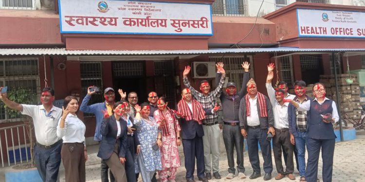 स्वास्थ्य कार्यालय सुनसरीमा सागर प्रसाईंकाे हाजिरी, कार्यालयमा होली मिलन कार्यक्रम सम्पन्न