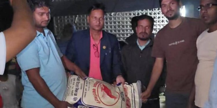 भोक्राहा नरसिंह-२ का आगलागी पीडितलाई इस्लामनगरका युवाहरूबाट राहत वितरण