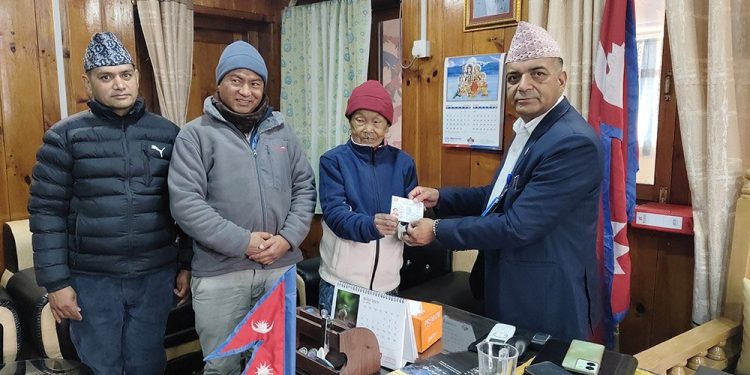 बोल्न नसक्ने वृद्धालाई नागरिकता