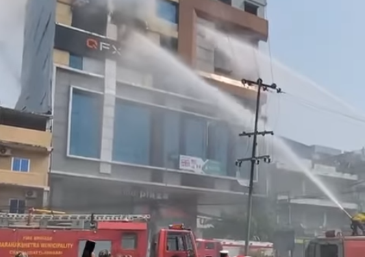 इटहरीमा आगलागी अपडेट : उद्धार गर्नुपर्ने थप भेटिएन, आगलागी नियन्त्रणको प्रयास जारी