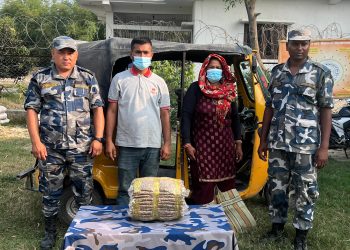 सुनसरीमा कालो झोलामा लुकाइएकाे १० केजी गाँजासहित दुई जना पक्राउ