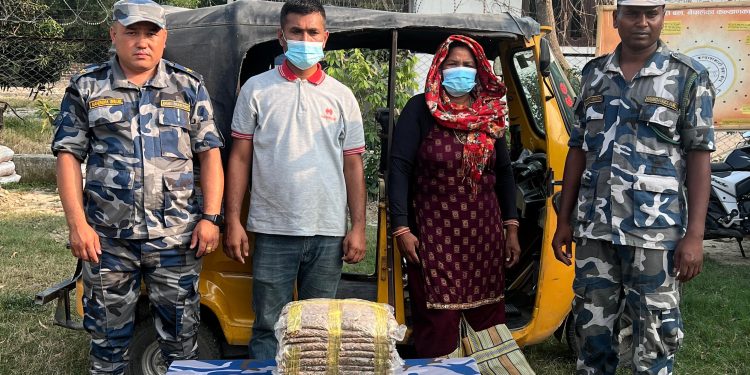 सुनसरीमा कालो झोलामा लुकाइएकाे १० केजी गाँजासहित दुई जना पक्राउ