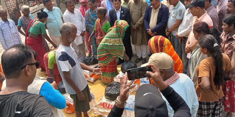 उराँव टोलमा एक महिनाअघि भएको आगलागीबाट ६ परिवार अझै विस्थापित, फेरि अर्को पटक राहत वितरण