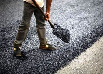 लोकमार्गसँग जोड्ने लक्ष्मीमार्ग धमाधम कालोपत्र